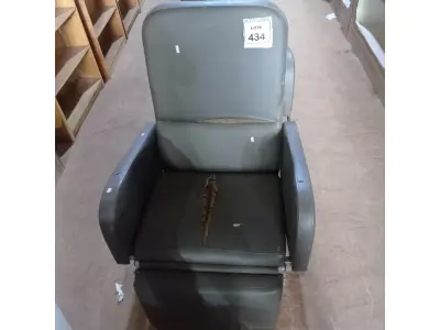 LOTE 434 - 01 CADEIRA DE DESCANSO. (NO ESTADO) ATENÇÃO! FAZER A VISITAÇÃO ANTES DE ARREMATAR, NÃO SABEMOS SE FUNCIONA. LEILÃO NÃO TEM GARANTIA E NEM DEVOLUÇÃO, SUJEITO A POSSÍVEIS AVARIAS VISÍVEIS/OCULTAS E/OU AUSÊNCIA DE COMPONENTES.