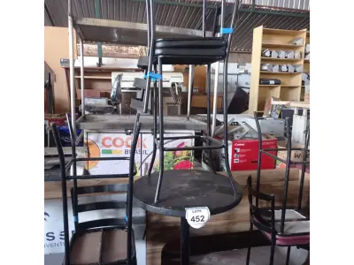 LOTE 452 - 01 MESA BISTRÔ REDONDA COM 4 BANQUETAS ALTA. (NO ESTADO) ATENÇÃO! FAZER A VISITAÇÃO ANTES DE ARREMATAR, NÃO SABEMOS SE FUNCIONA. LEILÃO NÃO TEM GARANTIA E NEM DEVOLUÇÃO, SUJEITO A POSSÍVEIS AVARIAS VISÍVEIS/OCULTAS E/OU AUSÊNCIA DE COMPONENTES.