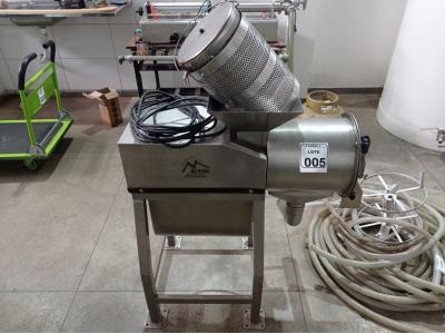 LOTE 005 - 01 DESPOLPADEIRA DE FRUTAS INOX MODELO MDP_500 ,500KG/HORA 03 CAVALOS MAX MACHINE.  (NO ESTADO) ATENÇÃO! FAZER A VISITAÇÃO ANTES DE ARREMATAR, NÃO SABEMOS SE FUNCIONA. LEILÃO NÃO TEM GARANTIA E NEM DEVOLUÇÃO, SUJEITO A POSSÍVEIS AVARIAS VISÍVEIS/OCULTAS E/OU AUSÊNCIA DE COMPONENTES.