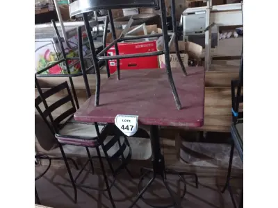 LOTE 447 - 01 MESA BISTRÔ QUADRADA COM 4 BANQUETAS ALTA. (NO ESTADO) ATENÇÃO! FAZER A VISITAÇÃO ANTES DE ARREMATAR, NÃO SABEMOS SE FUNCIONA. LEILÃO NÃO TEM GARANTIA E NEM DEVOLUÇÃO, SUJEITO A POSSÍVEIS AVARIAS VISÍVEIS/OCULTAS E/OU AUSÊNCIA DE COMPONENTES.