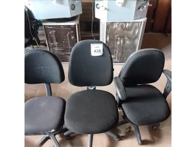 LOTE 426 - 03 CADEIRAS GIRATÓRIAS PARA ESCRITÓRIO. (NO ESTADO) ATENÇÃO! FAZER A VISITAÇÃO ANTES DE ARREMATAR, NÃO SABEMOS SE FUNCIONA. LEILÃO NÃO TEM GARANTIA E NEM DEVOLUÇÃO, SUJEITO A POSSÍVEIS AVARIAS VISÍVEIS/OCULTAS E/OU AUSÊNCIA DE COMPONENTES.