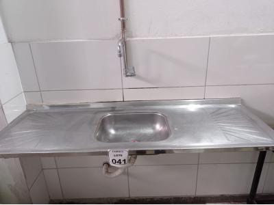 LOTE 041 - 01 PIA EM INOX 1,50CM X 0,53CM COM TORNEIRA. (NO ESTADO) ATENÇÃO! FAZER A VISITAÇÃO ANTES DE ARREMATAR, NÃO SABEMOS SE FUNCIONA. LEILÃO NÃO TEM GARANTIA E NEM DEVOLUÇÃO, SUJEITO A POSSÍVEIS AVARIAS VISÍVEIS/OCULTAS E/OU AUSÊNCIA DE COMPONENTES.