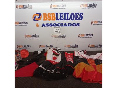 LOTE 012 - 03 VESTIDOS DE FANTASIA TAMANHO P E ACESSÓRIOS DIVERSOS. (NOVO) (NO ESTADO) ATENÇÃO! FAZER A VISITAÇÃO ANTES DE ARREMATAR, NÃO SABEMOS SE FUNCIONA. LEILÃO NÃO TEM GARANTIA E NEM DEVOLUÇÃO, SUJEITO A POSSÍVEIS AVARIAS VISÍVEIS/OCULTAS E/OU AUSÊNCIA DE COMPONENTES.