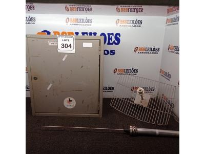 LOTE 304 - 01 QUADRO ELÉTRICO E 01 ANTENA VIA A RÁDIO.  (NO ESTADO) ATENÇÃO! FAZER A VISITAÇÃO ANTES DE ARREMATAR, NÃO SABEMOS SE FUNCIONA. LEILÃO NÃO TEM GARANTIA E NEM DEVOLUÇÃO, SUJEITO A POSSÍVEIS AVARIAS VISÍVEIS/OCULTAS E/OU AUSÊNCIA DE COMPONENTES.