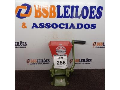 LOTE 258 - 01 DESCASCADOR DE CAFÉ MARCA BOTINI.  (NO ESTADO) ATENÇÃO! FAZER A VISITAÇÃO ANTES DE ARREMATAR, NÃO SABEMOS SE FUNCIONA. LEILÃO NÃO TEM GARANTIA E NEM DEVOLUÇÃO, SUJEITO A POSSÍVEIS AVARIAS VISÍVEIS/OCULTAS E/OU AUSÊNCIA DE COMPONENTES.