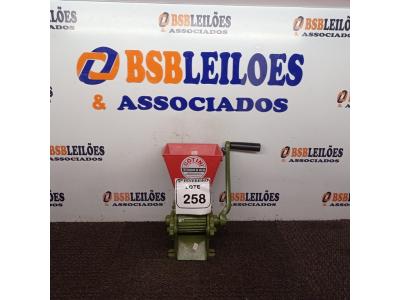 LOTE 258 - 01 DESCASCADOR DE CAFÉ MARCA BOTINI.  (NO ESTADO) ATENÇÃO! FAZER A VISITAÇÃO ANTES DE ARREMATAR, NÃO SABEMOS SE FUNCIONA. LEILÃO NÃO TEM GARANTIA E NEM DEVOLUÇÃO, SUJEITO A POSSÍVEIS AVARIAS VISÍVEIS/OCULTAS E/OU AUSÊNCIA DE COMPONENTES.