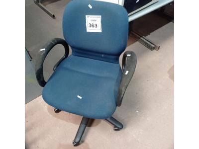 LOTE 363 -  01 CADEIRA GIRATÓRIA PARA ESCRITÓRIO. (NO ESTADO) ATENÇÃO! FAZER A VISITAÇÃO ANTES DE ARREMATAR, NÃO SABEMOS SE FUNCIONA. LEILÃO NÃO TEM GARANTIA E NEM DEVOLUÇÃO, SUJEITO A POSSÍVEIS AVARIAS VISÍVEIS/OCULTAS E/OU AUSÊNCIA DE COMPONENTES.