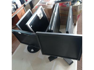 LOTE 262 - 06 MONITORES LCD MARCAS E MODELOS DIVERSOS. (NO ESTADO) ATENÇÃO! FAZER A VISITAÇÃO ANTES DE ARREMATAR, NÃO SABEMOS SE FUNCIONA. LEILÃO NÃO TEM GARANTIA E NEM DEVOLUÇÃO, SUJEITO A POSSÍVEIS AVARIAS VISÍVEIS/OCULTAS E/OU AUSÊNCIA DE COMPONENTES.