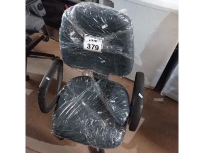 LOTE 379 -  01 CADEIRA GIRATÓRIA PARA ESCRITÓRIO. (NO ESTADO) ATENÇÃO! FAZER A VISITAÇÃO ANTES DE ARREMATAR, NÃO SABEMOS SE FUNCIONA. LEILÃO NÃO TEM GARANTIA E NEM DEVOLUÇÃO, SUJEITO A POSSÍVEIS AVARIAS VISÍVEIS/OCULTAS E/OU AUSÊNCIA DE COMPONENTES.