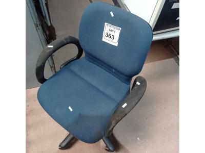 LOTE 363 -  01 CADEIRA GIRATÓRIA PARA ESCRITÓRIO. (NO ESTADO) ATENÇÃO! FAZER A VISITAÇÃO ANTES DE ARREMATAR, NÃO SABEMOS SE FUNCIONA. LEILÃO NÃO TEM GARANTIA E NEM DEVOLUÇÃO, SUJEITO A POSSÍVEIS AVARIAS VISÍVEIS/OCULTAS E/OU AUSÊNCIA DE COMPONENTES.