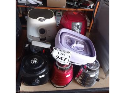 LOTE 247 -  01 LOTE COM AIR FRYER E BASES DE LIQUIDIFICADORES. (NO ESTADO) ATENÇÃO! FAZER A VISITAÇÃO ANTES DE ARREMATAR, NÃO SABEMOS SE FUNCIONA. LEILÃO NÃO TEM GARANTIA E NEM DEVOLUÇÃO, SUJEITO A POSSÍVEIS AVARIAS VISÍVEIS/OCULTAS E/OU AUSÊNCIA DE COMPONENTES.