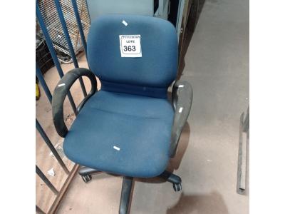 LOTE 363 -  01 CADEIRA GIRATÓRIA PARA ESCRITÓRIO. (NO ESTADO) ATENÇÃO! FAZER A VISITAÇÃO ANTES DE ARREMATAR, NÃO SABEMOS SE FUNCIONA. LEILÃO NÃO TEM GARANTIA E NEM DEVOLUÇÃO, SUJEITO A POSSÍVEIS AVARIAS VISÍVEIS/OCULTAS E/OU AUSÊNCIA DE COMPONENTES.