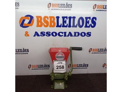 LOTE 258 - 01 DESCASCADOR DE CAFÉ MARCA BOTINI.  (NO ESTADO) ATENÇÃO! FAZER A VISITAÇÃO ANTES DE ARREMATAR, NÃO SABEMOS SE FUNCIONA. LEILÃO NÃO TEM GARANTIA E NEM DEVOLUÇÃO, SUJEITO A POSSÍVEIS AVARIAS VISÍVEIS/OCULTAS E/OU AUSÊNCIA DE COMPONENTES.