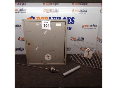 LOTE 304 - 01 QUADRO ELÉTRICO E 01 ANTENA VIA A RÁDIO.  (NO ESTADO) ATENÇÃO! FAZER A VISITAÇÃO ANTES DE ARREMATAR, NÃO SABEMOS SE FUNCIONA. LEILÃO NÃO TEM GARANTIA E NEM DEVOLUÇÃO, SUJEITO A POSSÍVEIS AVARIAS VISÍVEIS/OCULTAS E/OU AUSÊNCIA DE COMPONENTES.