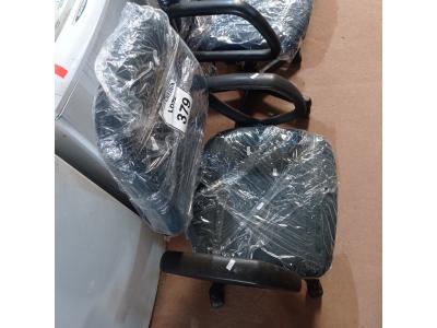 LOTE 379 -  01 CADEIRA GIRATÓRIA PARA ESCRITÓRIO. (NO ESTADO) ATENÇÃO! FAZER A VISITAÇÃO ANTES DE ARREMATAR, NÃO SABEMOS SE FUNCIONA. LEILÃO NÃO TEM GARANTIA E NEM DEVOLUÇÃO, SUJEITO A POSSÍVEIS AVARIAS VISÍVEIS/OCULTAS E/OU AUSÊNCIA DE COMPONENTES.