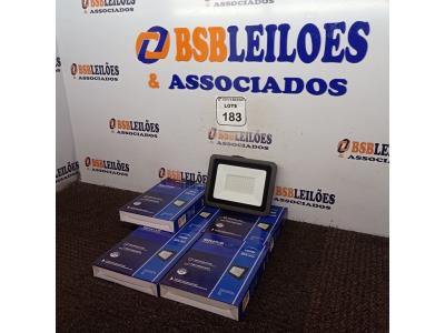 LOTE 183 - 05 REFLETORES DE LED AMBIENTE EXTERNO 100W CADA. (NOVO). (NO ESTADO) ATENÇÃO! FAZER A VISITAÇÃO ANTES DE ARREMATAR, NÃO SABEMOS SE FUNCIONA. LEILÃO NÃO TEM GARANTIA E NEM DEVOLUÇÃO, SUJEITO A POSSÍVEIS AVARIAS VISÍVEIS/OCULTAS E/OU AUSÊNCIA DE COMPONENTES.