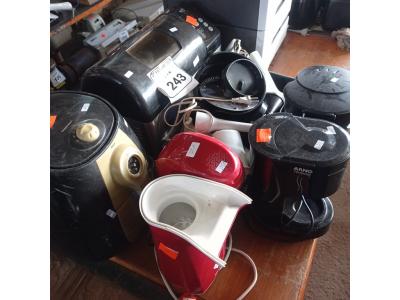 LOTE 243 - 01 MÁQUINA DE PÃO, 01 AIR FRYER, E CAFETEIRAS COM AVARIAS.  (NO ESTADO) ATENÇÃO! FAZER A VISITAÇÃO ANTES DE ARREMATAR, NÃO SABEMOS SE FUNCIONA. LEILÃO NÃO TEM GARANTIA E NEM DEVOLUÇÃO, SUJEITO A POSSÍVEIS AVARIAS VISÍVEIS/OCULTAS E/OU AUSÊNCIA DE COMPONENTES.