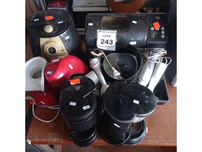 LOTE 243 - 01 MÁQUINA DE PÃO, 01 AIR FRYER, E CAFETEIRAS COM AVARIAS.  (NO ESTADO) ATENÇÃO! FAZER A VISITAÇÃO ANTES DE ARREMATAR, NÃO SABEMOS SE FUNCIONA. LEILÃO NÃO TEM GARANTIA E NEM DEVOLUÇÃO, SUJEITO A POSSÍVEIS AVARIAS VISÍVEIS/OCULTAS E/OU AUSÊNCIA DE COMPONENTES.