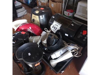 LOTE 243 - 01 MÁQUINA DE PÃO, 01 AIR FRYER, E CAFETEIRAS COM AVARIAS.  (NO ESTADO) ATENÇÃO! FAZER A VISITAÇÃO ANTES DE ARREMATAR, NÃO SABEMOS SE FUNCIONA. LEILÃO NÃO TEM GARANTIA E NEM DEVOLUÇÃO, SUJEITO A POSSÍVEIS AVARIAS VISÍVEIS/OCULTAS E/OU AUSÊNCIA DE COMPONENTES.