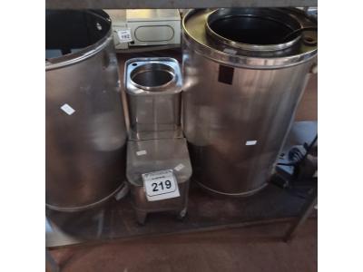 LOTE 219 - 03 CAFETEIRAS EM INOX.  (NO ESTADO) ATENÇÃO! FAZER A VISITAÇÃO ANTES DE ARREMATAR, NÃO SABEMOS SE FUNCIONA. LEILÃO NÃO TEM GARANTIA E NEM DEVOLUÇÃO, SUJEITO A POSSÍVEIS AVARIAS VISÍVEIS/OCULTAS E/OU AUSÊNCIA DE COMPONENTES.