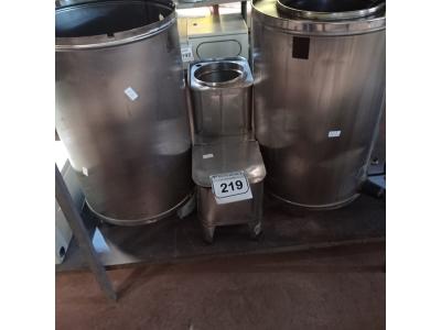 LOTE 219 - 03 CAFETEIRAS EM INOX.  (NO ESTADO) ATENÇÃO! FAZER A VISITAÇÃO ANTES DE ARREMATAR, NÃO SABEMOS SE FUNCIONA. LEILÃO NÃO TEM GARANTIA E NEM DEVOLUÇÃO, SUJEITO A POSSÍVEIS AVARIAS VISÍVEIS/OCULTAS E/OU AUSÊNCIA DE COMPONENTES.