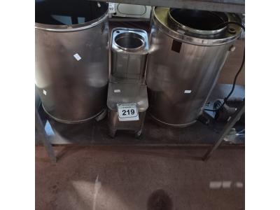 LOTE 219 - 03 CAFETEIRAS EM INOX.  (NO ESTADO) ATENÇÃO! FAZER A VISITAÇÃO ANTES DE ARREMATAR, NÃO SABEMOS SE FUNCIONA. LEILÃO NÃO TEM GARANTIA E NEM DEVOLUÇÃO, SUJEITO A POSSÍVEIS AVARIAS VISÍVEIS/OCULTAS E/OU AUSÊNCIA DE COMPONENTES.