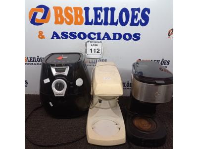 LOTE 112 - 01 BATEDEIRA, 01 CAFETEIRA E 01 AIR FRYER INCOMPLETOS. (NO ESTADO) ATENÇÃO! FAZER A VISITAÇÃO ANTES DE ARREMATAR, NÃO SABEMOS SE FUNCIONA. LEILÃO NÃO TEM GARANTIA E NEM DEVOLUÇÃO, SUJEITO A POSSÍVEIS AVARIAS VISÍVEIS/OCULTAS E/OU AUSÊNCIA DE COMPONENTES.