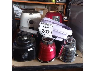 LOTE 247 -  01 LOTE COM AIR FRYER E BASES DE LIQUIDIFICADORES. (NO ESTADO) ATENÇÃO! FAZER A VISITAÇÃO ANTES DE ARREMATAR, NÃO SABEMOS SE FUNCIONA. LEILÃO NÃO TEM GARANTIA E NEM DEVOLUÇÃO, SUJEITO A POSSÍVEIS AVARIAS VISÍVEIS/OCULTAS E/OU AUSÊNCIA DE COMPONENTES.