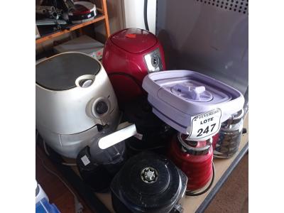 LOTE 247 -  01 LOTE COM AIR FRYER E BASES DE LIQUIDIFICADORES. (NO ESTADO) ATENÇÃO! FAZER A VISITAÇÃO ANTES DE ARREMATAR, NÃO SABEMOS SE FUNCIONA. LEILÃO NÃO TEM GARANTIA E NEM DEVOLUÇÃO, SUJEITO A POSSÍVEIS AVARIAS VISÍVEIS/OCULTAS E/OU AUSÊNCIA DE COMPONENTES.