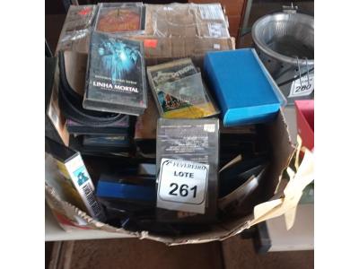 LOTE 261 - 01 LOTE C/GRANDE QUANTIDADE DVD’S E FITAS CASSETE. (NO ESTADO) ATENÇÃO! FAZER A VISITAÇÃO ANTES DE ARREMATAR, NÃO SABEMOS SE FUNCIONA. LEILÃO NÃO TEM GARANTIA E NEM DEVOLUÇÃO, SUJEITO A POSSÍVEIS AVARIAS VISÍVEIS/OCULTAS E/OU AUSÊNCIA DE COMPONENTES.
