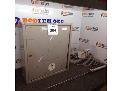 LOTE 304 - 01 QUADRO ELÉTRICO E 01 ANTENA VIA A RÁDIO.  (NO ESTADO) ATENÇÃO! FAZER A VISITAÇÃO ANTES DE ARREMATAR, NÃO SABEMOS SE FUNCIONA. LEILÃO NÃO TEM GARANTIA E NEM DEVOLUÇÃO, SUJEITO A POSSÍVEIS AVARIAS VISÍVEIS/OCULTAS E/OU AUSÊNCIA DE COMPONENTES.