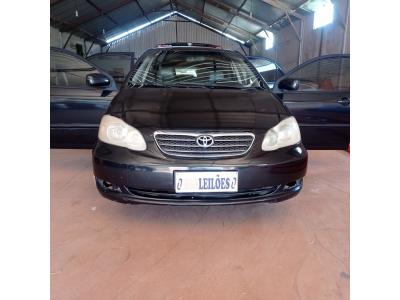 LOTE 485 - 01 TOYOTA COROLLA XLI16VVT A GASOLINA; ANO 2005/2005 NA COR PRETA.VIDROS TRASEIROS NÃO FUNCIONA. (MULTA DE 84,00) (NO ESTADO)