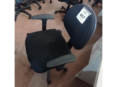 LOTE 467 - 01 CADEIRA GIRATÓRIA PARA ESCRITÓRIO. (NO ESTADO) ATENÇÃO! FAZER A VISITAÇÃO ANTES DE ARREMATAR, NÃO SABEMOS SE FUNCIONA. LEILÃO NÃO TEM GARANTIA E NEM DEVOLUÇÃO, SUJEITO A POSSÍVEIS AVARIAS VISÍVEIS/OCULTAS E/OU AUSÊNCIA DE COMPONENTES.