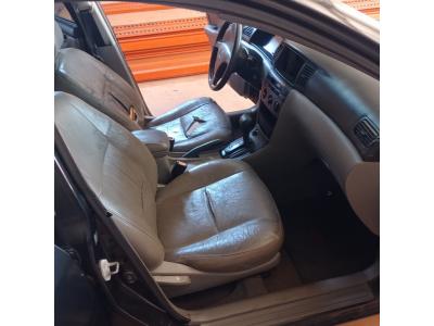 LOTE 485 - 01 TOYOTA COROLLA XLI16VVT A GASOLINA; ANO 2005/2005 NA COR PRETA.VIDROS TRASEIROS NÃO FUNCIONA. (MULTA DE 84,00) (NO ESTADO)