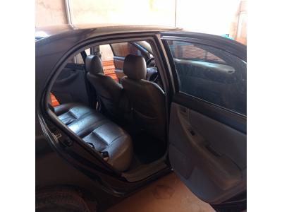 LOTE 485 - 01 TOYOTA COROLLA XLI16VVT A GASOLINA; ANO 2005/2005 NA COR PRETA.VIDROS TRASEIROS NÃO FUNCIONA. (MULTA DE 84,00) (NO ESTADO)