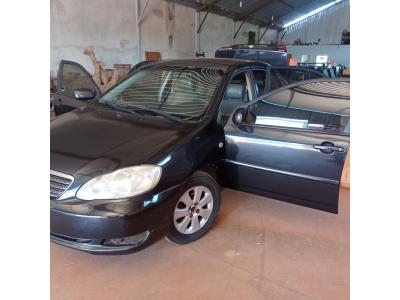 LOTE 485 - 01 TOYOTA COROLLA XLI16VVT A GASOLINA; ANO 2005/2005 NA COR PRETA.VIDROS TRASEIROS NÃO FUNCIONA. (MULTA DE 84,00) (NO ESTADO)