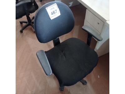 LOTE 467 - 01 CADEIRA GIRATÓRIA PARA ESCRITÓRIO. (NO ESTADO) ATENÇÃO! FAZER A VISITAÇÃO ANTES DE ARREMATAR, NÃO SABEMOS SE FUNCIONA. LEILÃO NÃO TEM GARANTIA E NEM DEVOLUÇÃO, SUJEITO A POSSÍVEIS AVARIAS VISÍVEIS/OCULTAS E/OU AUSÊNCIA DE COMPONENTES.