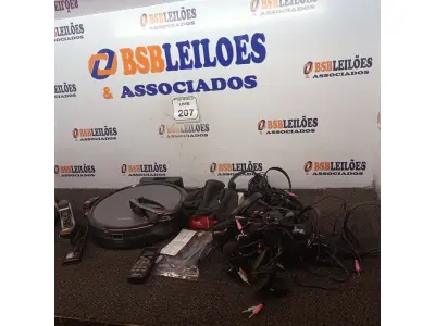LOTE 207 - 01 LOTE COM FONES DE OUVIDO E ÓCULOS 3D. (NO ESTADO) ATENÇÃO! FAZER A VISITAÇÃO ANTES DE ARREMATAR, NÃO SABEMOS SE FUNCIONA. LEILÃO NÃO TEM GARANTIA E NEM DEVOLUÇÃO, SUJEITO A POSSÍVEIS AVARIAS VISÍVEIS/OCULTAS E/OU AUSÊNCIA DE COMPONENTES.
