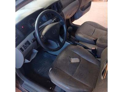 LOTE 485 - 01 TOYOTA COROLLA XLI16VVT A GASOLINA; ANO 2005/2005 NA COR PRETA.VIDROS TRASEIROS NÃO FUNCIONA. (MULTA DE 84,00) (NO ESTADO)