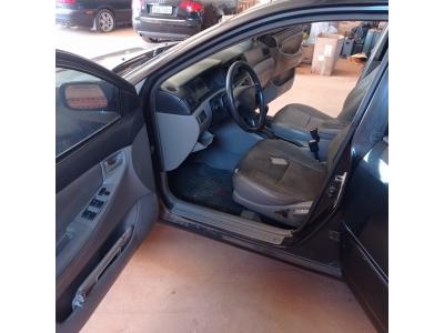 LOTE 485 - 01 TOYOTA COROLLA XLI16VVT A GASOLINA; ANO 2005/2005 NA COR PRETA.VIDROS TRASEIROS NÃO FUNCIONA. (MULTA DE 84,00) (NO ESTADO)