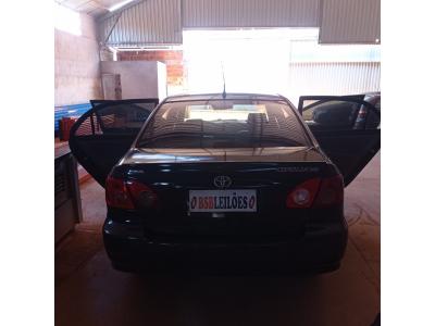 LOTE 485 - 01 TOYOTA COROLLA XLI16VVT A GASOLINA; ANO 2005/2005 NA COR PRETA.VIDROS TRASEIROS NÃO FUNCIONA. (MULTA DE 84,00) (NO ESTADO)