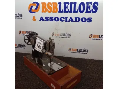 LOTE 300 - 01 MÁQUINA DE COSTURA LONG LIFE MANUAL. (NO ESTADO) ATENÇÃO! FAZER A VISITAÇÃO ANTES DE ARREMATAR, NÃO SABEMOS SE FUNCIONA. LEILÃO NÃO TEM GARANTIA E NEM DEVOLUÇÃO, SUJEITO A POSSÍVEIS AVARIAS VISÍVEIS/OCULTAS E/OU AUSÊNCIA DE COMPONENTES.