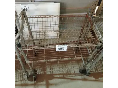 LOTE 396 - 01 CARRINHO PARA SERVIÇO CROMADO. (NO ESTADO) ATENÇÃO! FAZER A VISITAÇÃO ANTES DE ARREMATAR, NÃO SABEMOS SE FUNCIONA. LEILÃO NÃO TEM GARANTIA E NEM DEVOLUÇÃO, SUJEITO A POSSÍVEIS AVARIAS VISÍVEIS/OCULTAS E/OU AUSÊNCIA DE COMPONENTES.