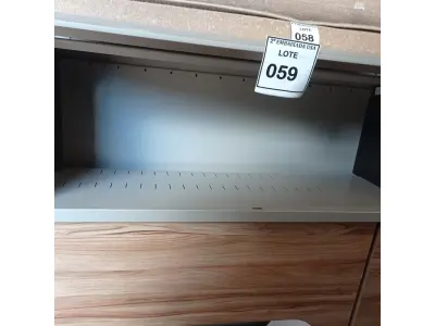 LOTE 059 - 01 ARMÁRIO SUSPENSO. (NO ESTADO EM QUE SE ENCONTRA. SUJEITO A AVARIAS OCULTAS/VISÍVEIS.)
