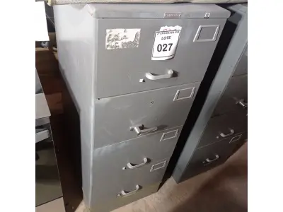 LOTE 027 - 01 COFRE. (NO ESTADO EM QUE SE ENCONTRA. SUJEITO A AVARIAS OCULTAS/VISÍVEIS.) BJ7373J