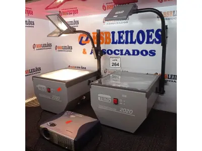 LOTE 264 - 01 RETROPROJETOR TES2020 E 01 PROJETOR MULTIMÍDIA PANASONIC. (NO ESTADO) ATENÇÃO! FAZER A VISITAÇÃO ANTES DE ARREMATAR, NÃO SABEMOS SE FUNCIONA. LEILÃO NÃO TEM GARANTIA E NEM DEVOLUÇÃO, SUJEITO A POSSÍVEIS AVARIAS VISÍVEIS/OCULTAS E/OU AUSÊNCIA DE COMPONENTES.