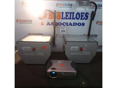 LOTE 264 - 01 RETROPROJETOR TES2020 E 01 PROJETOR MULTIMÍDIA PANASONIC. (NO ESTADO) ATENÇÃO! FAZER A VISITAÇÃO ANTES DE ARREMATAR, NÃO SABEMOS SE FUNCIONA. LEILÃO NÃO TEM GARANTIA E NEM DEVOLUÇÃO, SUJEITO A POSSÍVEIS AVARIAS VISÍVEIS/OCULTAS E/OU AUSÊNCIA DE COMPONENTES.