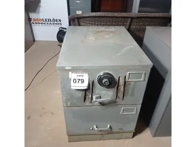 LOTE 079 - COFRE. (NO ESTADO EM QUE SE ENCONTRA. SUJEITO A AVARIAS OCULTAS/VISÍVEIS.) AV9605V