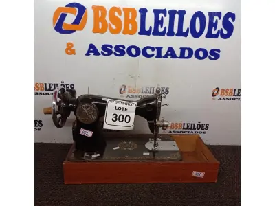 LOTE 300 - 01 MÁQUINA DE COSTURA LONG LIFE MANUAL. (NO ESTADO) ATENÇÃO! FAZER A VISITAÇÃO ANTES DE ARREMATAR, NÃO SABEMOS SE FUNCIONA. LEILÃO NÃO TEM GARANTIA E NEM DEVOLUÇÃO, SUJEITO A POSSÍVEIS AVARIAS VISÍVEIS/OCULTAS E/OU AUSÊNCIA DE COMPONENTES.