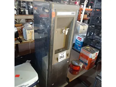 LOTE 263 - 01 BEBEDOURO PARA GARRAFÃO IBBL. (NO ESTADO) ATENÇÃO! FAZER A VISITAÇÃO ANTES DE ARREMATAR, NÃO SABEMOS SE FUNCIONA. LEILÃO NÃO TEM GARANTIA E NEM DEVOLUÇÃO, SUJEITO A POSSÍVEIS AVARIAS VISÍVEIS/OCULTAS E/OU AUSÊNCIA DE COMPONENTES.